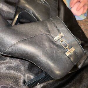 Bondolino Lappo Booties Size 8 1/2